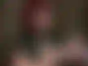 Fetichista de guantes de látex, cambiando de guantes cortos de goma negros a largos rojos.