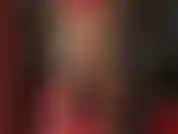 Ama está vestida con látex rojo y pantimedias, empujando pollas dentro de ti desde ambos extremos.