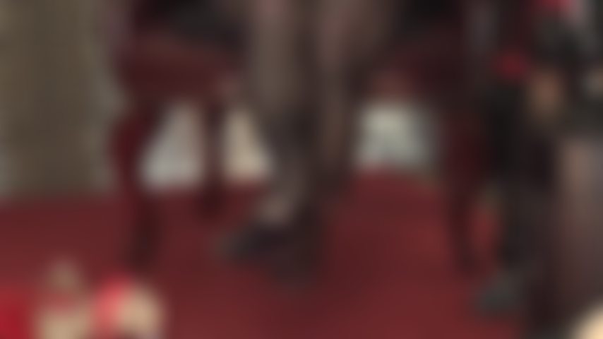 Los pies en pantimedias te tienen débil, se mueven tan perfectamente, balanceándose de izquierda a derecha, sigue su movimiento, débil pie.