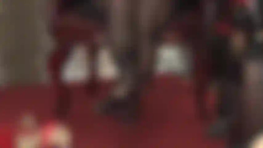 Los pies en pantimedias te tienen débil, se mueven tan perfectamente, balanceándose de izquierda a derecha, sigue su movimiento, débil pie.