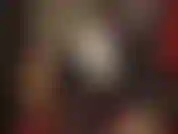 Ooh, maricón amante de las pollas, no dejes de mirar mi enorme bulto bajo la falda. Sé que quieres probarlo. Oh, lo vas a conseguir, lo vas a conseguir de verdad.