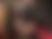 Acaricia a tu amante con su gran polla blanca y largos guantes negros de látex. Acaricia despacio, disfrutando del más mínimo toque sensual mientras adoras mi enorme polla carnosa.