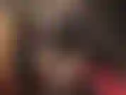 Acaricia a tu amante con su gran polla blanca y largos guantes negros de látex. Acaricia despacio, disfrutando del más mínimo toque sensual mientras adoras mi enorme polla carnosa.