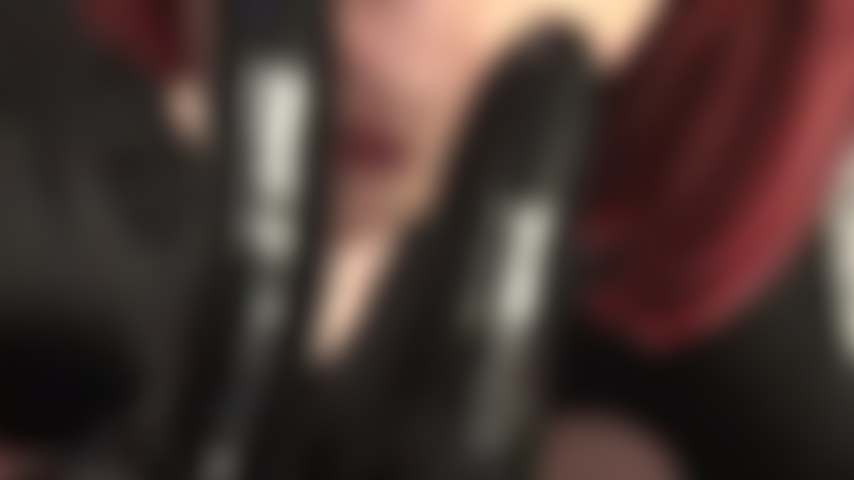 Guantes de látex negros, experiencia fetichista intensa.