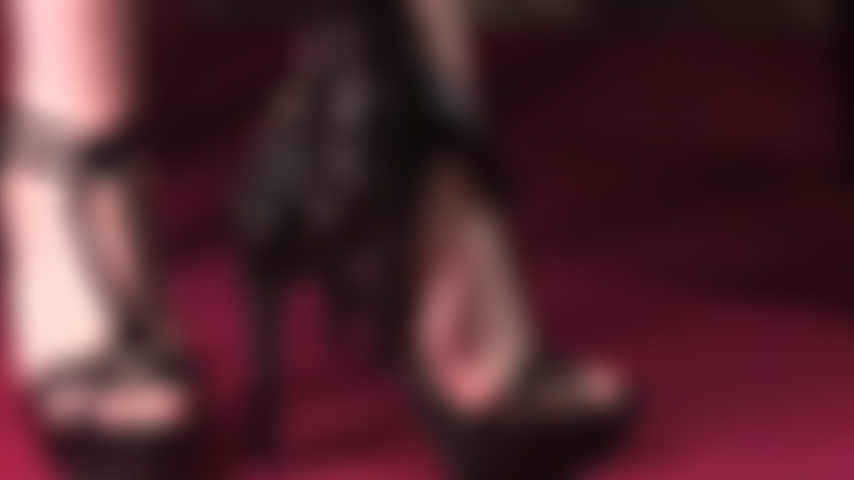 Pies descalzos, arcos altos, dedos sexys en sandalias de tiras, guantes de látex: te encantaría follar entre el pie y el zapato y disparar tu semen por todo ellos.