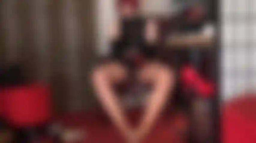 Dominación con strap-on, sph, pies, fetiche de pantimedias: la bbc de la amante vestida con una bonita media roja te excita, pero tan pronto como la amante toma un par de pantimedias amarillas que esconden su enorme polla de nailon debajo... Dios mío!