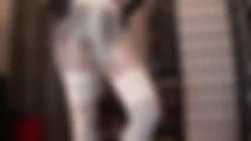 Medias blancas, medias brillantes y polla. Las medias brillantes de mi ama te hacen desear una polla. ¿Y si se metiera una polla negra en sus medias brillantes, provocándote con su gran bulto de nailon? ¡Sí, lo deseas!