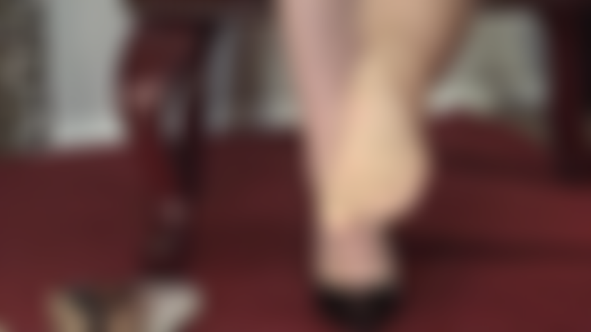 Pies de nailon, rebosantes de saliva, envueltos alrededor de tu polla. Resbaladizas y húmedas, estas manos y pies drenan el semen de tus testículos.