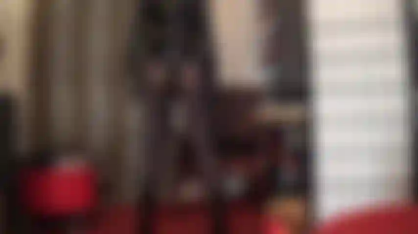 Empujando su enorme strap-on negro mientras mi amante me provoca con su increíble culo vestido con pantimedias y su ajustado y brillante traje de pvc negro.