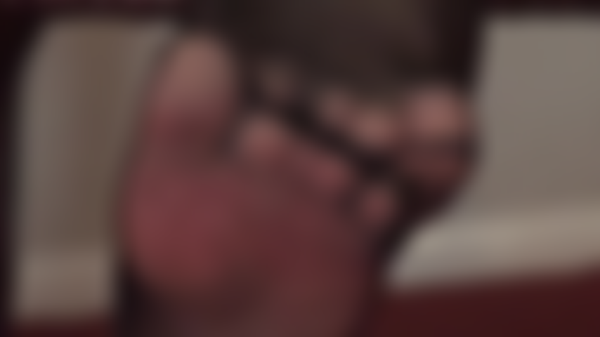 ¿Puedes manejar este primer plano extremo de los pies perfectos de la amante vivian en medias de nailon negras transparentes?