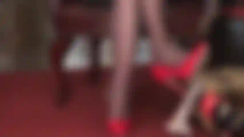 Tacones rojos en tu polla de esclava, duele sentir su tacto, no importa si es suave o rudo.