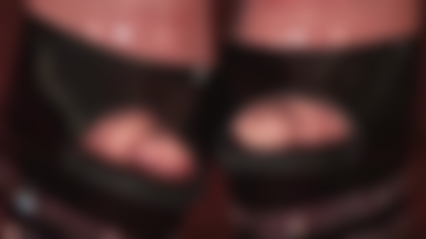 Fetiche del látex, adoración de pies: dedos resbaladizos de látex que sobresalen de tacones negros con plataformas altas y transparentes. La goma color piel hace que estos bonitos dedos se vean aún más atractivos.