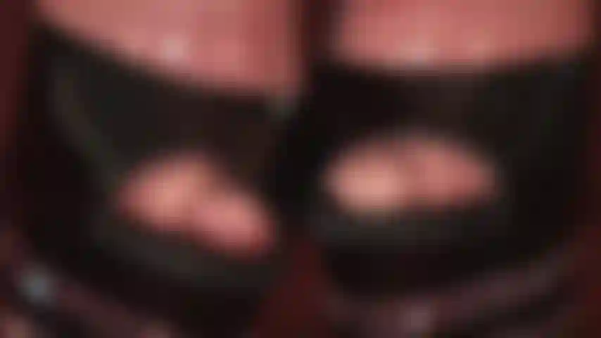 Fetiche del látex, adoración de pies: dedos resbaladizos de látex que sobresalen de tacones negros con plataformas altas y transparentes. La goma color piel hace que estos bonitos dedos se vean aún más atractivos.