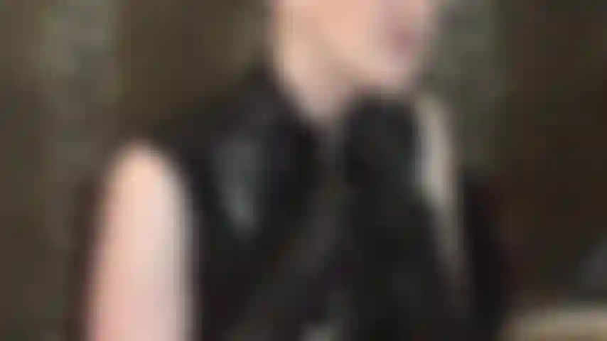 Escote seductor en vestido con cremallera de pvc.