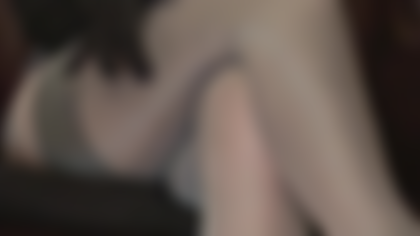 Seducción en mis muslos con medias de nailon: pantimedias sedosas y transparentes color lavanda y medias debajo. Ver las piernas cruzadas de nailon de mi ama y sus pies con medias es una provocación.