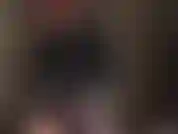 La señora vivian se masturba su gran polla blanca, toda vestida de goma brillante.