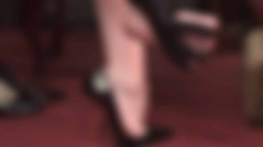 El arte de la seducción con los pies descalzos: la amante posa sus perfectos pies descalzos y arqueados, sabiendo que no puedes resistirte a estas sabrosas curvas.