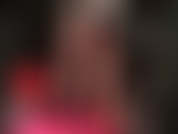 Adicta a las piernas y pies de amante en medias de goma transparentes color piel y mules de plataforma con punta abierta.