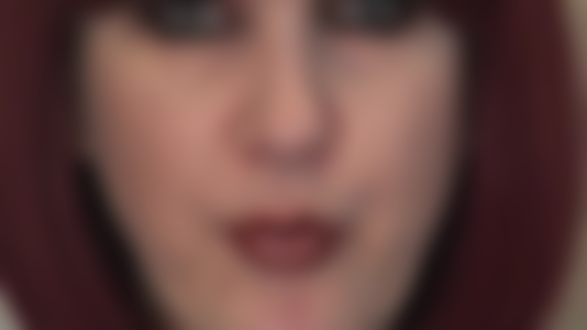 Fetiche de saliva: bebe mi deliciosa saliva. Mírame a los ojos, abre la boca y bebe la deliciosa saliva de mi ama.