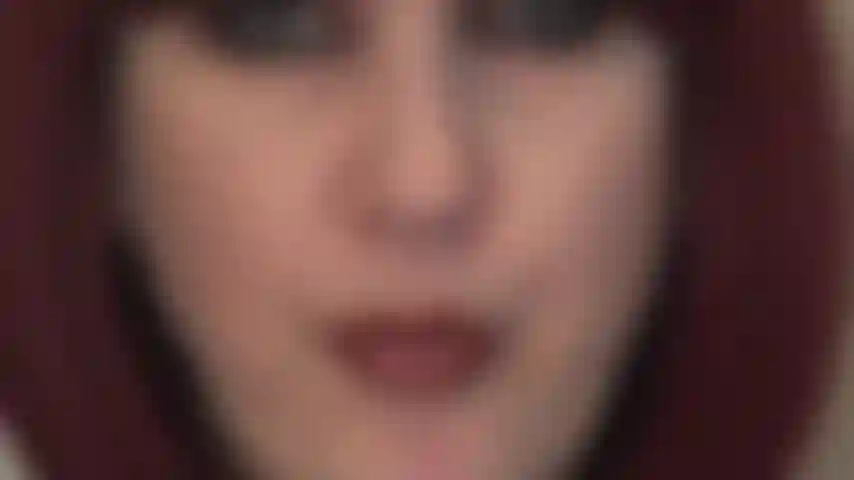 Fetiche de saliva: bebe mi deliciosa saliva. Mírame a los ojos, abre la boca y bebe la deliciosa saliva de mi ama.