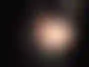 Culo sexy con jeans brillantes de pvc y un enorme strap-on blanco. Esa vista te hace acariciar ese pequeño pene tuyo. La amante demuestra sacudidas de su fino tacón de bota.