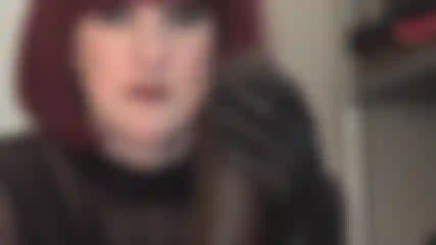 Acariciando bbc con guantes de cuero.