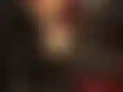 El látex fue hecho para estas curvas: si te gusta el caucho, debes ver este atuendo de caucho sexy rojo brillante y negro con botas de tacón de aguja extra altas.