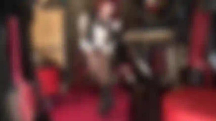 Mete tu lengua y tu pene en mi zapato. Las sandalias abiertas pueden ser fáciles, ¡pero puedes meterlas en mis tacones!