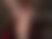 Irresistibles pies y piernas descalzas, tocadas por guantes cortos de cuero rojo. ¡Oh, qué sexy!