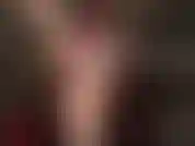 Irresistibles pies y piernas descalzas, tocadas por guantes cortos de cuero rojo. ¡Oh, qué sexy!