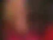 Medias bronceadas, suaves y sedosas, y brillantes. Estas piernas de nailon, largas y perfectas, te vuelven loco. No te cansas de las pantorrillas, los muslos y el trasero de esta dama mientras te acaricia la polla con guantes de cuero.