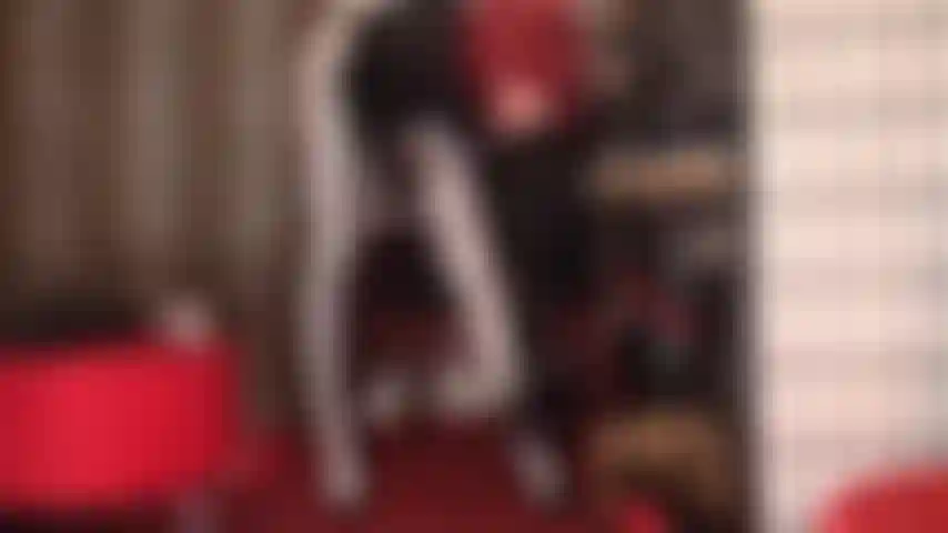 Adicta a las medias de lycra brillantes, acaricias tu pequeña polla de esclava como si no hubiera un mañana.