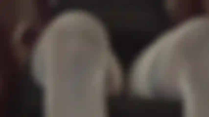 Medias sedosas y muslos cubiertos de medias acariciados por guantes de satén: esta vista hará que tu pene palpite, las medias opacas son lo suficientemente transparentes para echar un vistazo a las bragas de la amante.