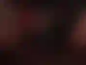 Guantes de cuero y un strap-on blanco. Mi ama te agarra firmemente los testículos mientras te azota la polla palpitante.