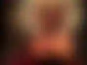 Ama provoca al amante del caucho y de los pies con sus curvas sexys en falda y medias transparentes.