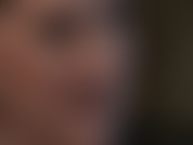 Labios sensuales de lápiz labial oscuro, fetiche de lengua, hipnosis bucal con juego de saliva.