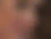 Admiro el hermoso rostro de mi amante en primer plano. Sus sensuales labios rojos provocan, sus penetrantes ojos azules te miran directamente al alma.