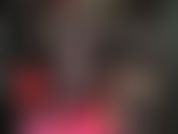 Piernas cruzadas y extendidas sexys en pantimedias negras transparentes y tacones fetichistas calientes.