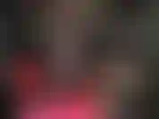 Piernas cruzadas y extendidas sexys en pantimedias negras transparentes y tacones fetichistas calientes.