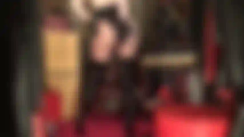 ¡Te vuelvo loco con mis curvas! - Botas altas y brillantes hasta el muslo, medias color canela brillantes, body de tanga y guantes cortos sexys que siguen tocando el cuerpo irresistible de la amante.