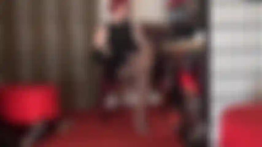 Mi pequeña puta de nailon, mi ama te tiene atrapada sin escapatoria. Incapaz de resistirme a sus piernas y sus medias, mientras tu polla de esclava se drena entre sus piernas cruzadas y en sus medias, una polla negra se acerca por detrás...