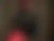 Capas de látex: la amante agrega una blusa negra a su atuendo de goma.