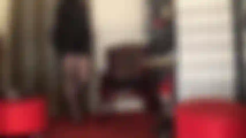 Seducción con medias con costura: no hay nada más seductor que la costura trasera de unas medias de nailon negras transparentes. Mi ama sabe cómo provocarte con sus piernas y trasero increíblemente largos en pantimedias.