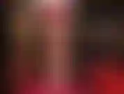 Aquí hay una breve provocación sexy con mi amante vistiendo un vestido rojo, medias marrones brillantes y una chaqueta de cuero blanca y tacones, levantando su vestido sexy para concederte permiso de adorar su trasero.