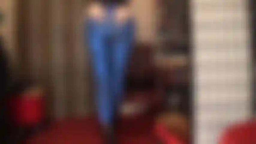 Adoración al cuerpo en leggings metalizados azules y botines negros.