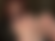 Los sabrosos pies sudorosos y desnudos de la ama, con su saliva. Límpialos, inhala su aroma embriagador, chupa mis lindos dedos y bebe mi deliciosa saliva de mis plantas.