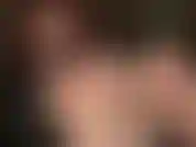 Los sabrosos pies sudorosos y desnudos de la ama, con su saliva. Límpialos, inhala su aroma embriagador, chupa mis lindos dedos y bebe mi deliciosa saliva de mis plantas.