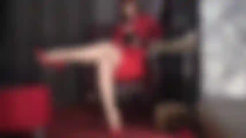 Dama de nylon en rojo ordeña tu polla usando el poder de sus increíbles piernas cruzadas con los tacones más altos. (Femdom, dominación, adoración de piernas, trabajo de mano, medias de nylon, stilettos, tacones altos, guantes de cuero, guantes, blusa de satén, dildo, pelirroja).