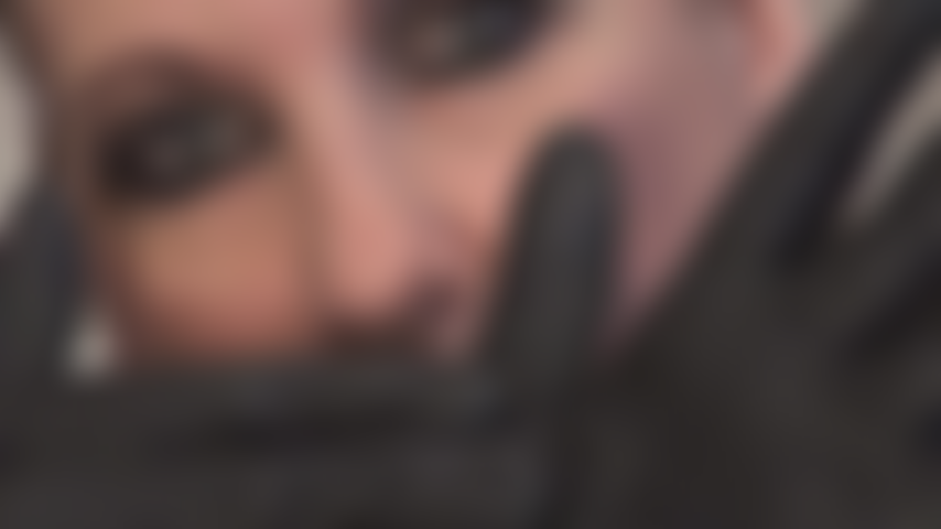 Fetiche de guantes de cuero negro: el amante de los guantes puede adorar un par de la gran colección de hermosos guantes de cuero de la amante vivian.