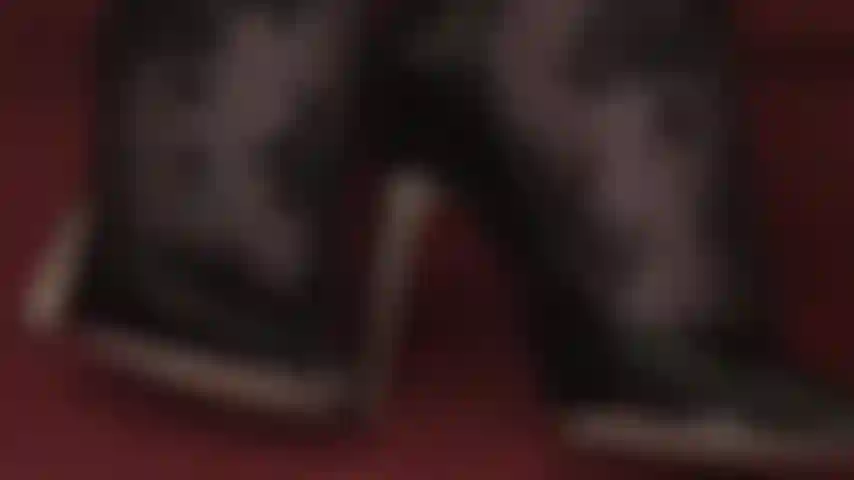 Enamorada de los tacones de mi ama: hermosos y brillantes zapatos negros de charol. Mi ama te exige que los beses y los lamas. Límpialos de arriba abajo, siente la parte superior resbaladiza en tu lengua, el tacón deslizándose en tu boca... Ahora introduce tu pene entre el zapato, el pie y yo.